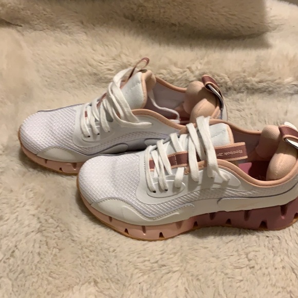 Ladies Reebok - Picture 3 of 6